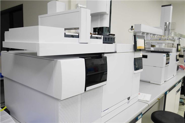 A slide introducing the High-Resolution Mass Spectrometry Platform within the Vaccine Analytical Development & Qualification Solution.