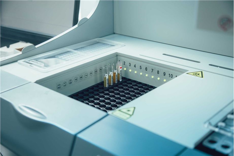 A slide highlighting the advantages of Creative Biolabs in the context of featured cancer vaccine types.
